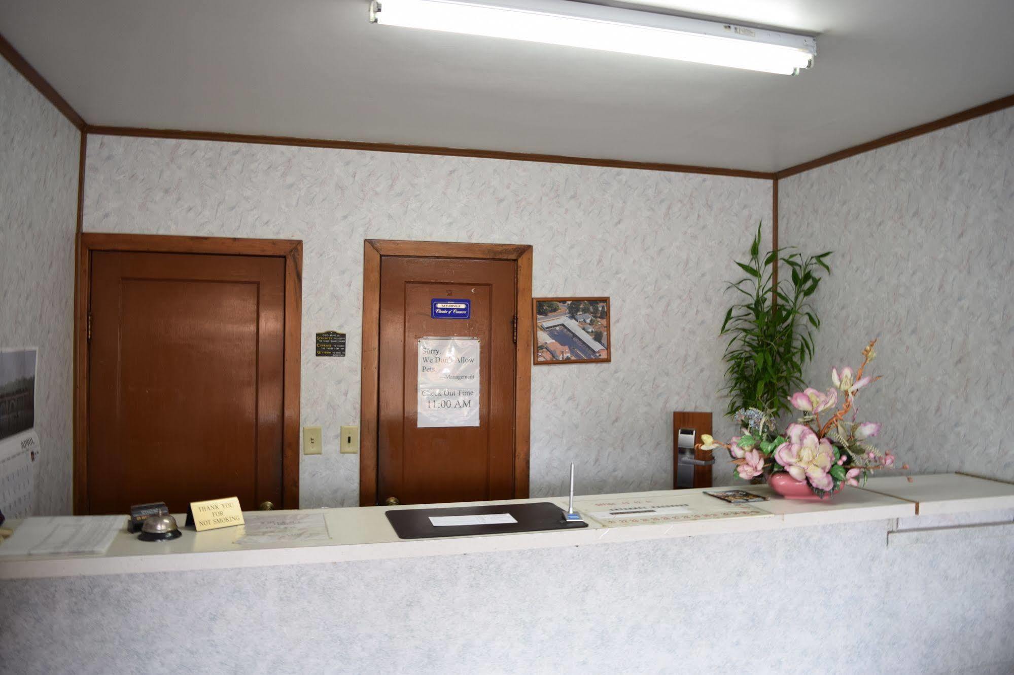 Economy Inn Taylorville Zewnętrze zdjęcie